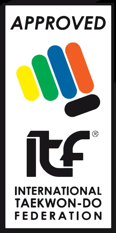 ITFs godkjenningsmerke: APPROVED over en knyttneve i gult, grønt, blått, oransje og svart, med ITF-logoen og teksten International Taekwon-Do Federation